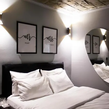 Deluxe At The Bubbles Jacuzzi Szálloda Tirana