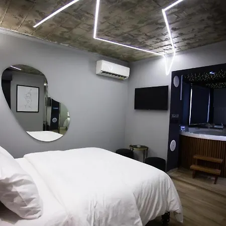 Deluxe At The Bubbles Jacuzzi Szálloda Tirana