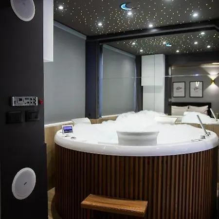 Deluxe At The Bubbles Jacuzzi 酒店 3*