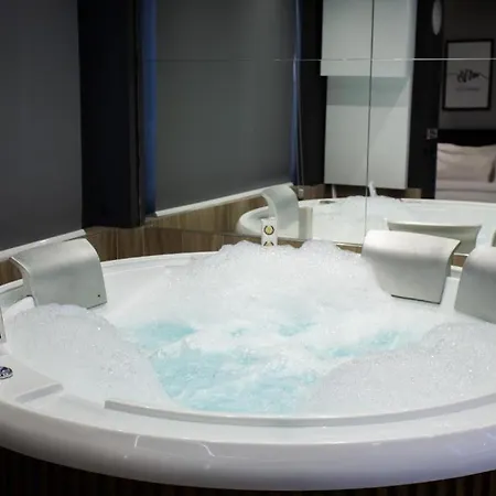 Deluxe At The Bubbles Jacuzzi 酒店