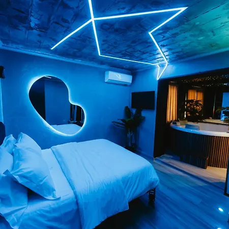 Deluxe At The Bubbles Jacuzzi Hotel 3*
