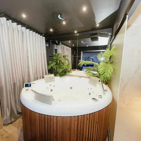 酒店 Deluxe At The Bubbles Jacuzzi 3*
