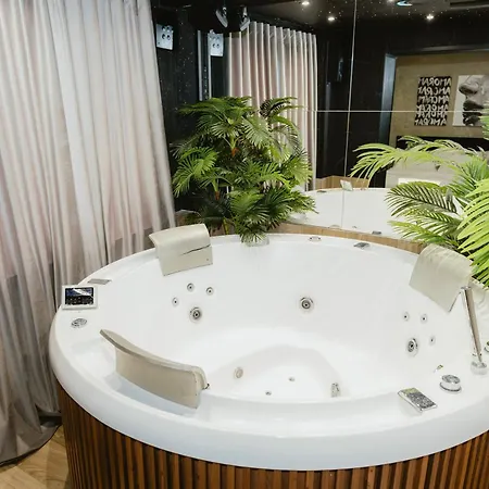 Deluxe At The Bubbles Jacuzzi 酒店 3*