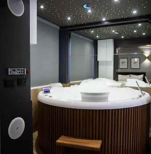 Deluxe At The Bubbles Jacuzzi 酒店 3*